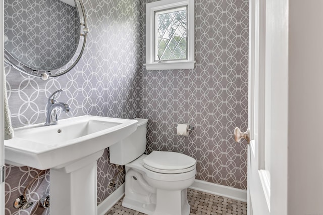 59 Ledyard Rd, West Hartford, CT 06117 - bathroom with toilet, baseboards, and wallpapered walls
