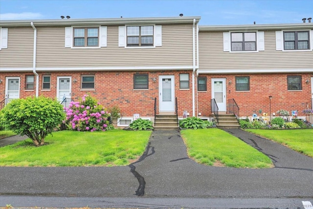 165 Hampton Ct Unit 165, Newington, CT 06111 - view of property featuring entry steps, a front yard, and brick siding