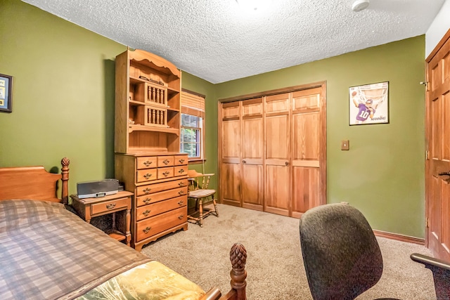 28 Blakeman Dr, Monroe, CT 06468 - bedroom featuring carpet, a textured ceiling, and a closet
