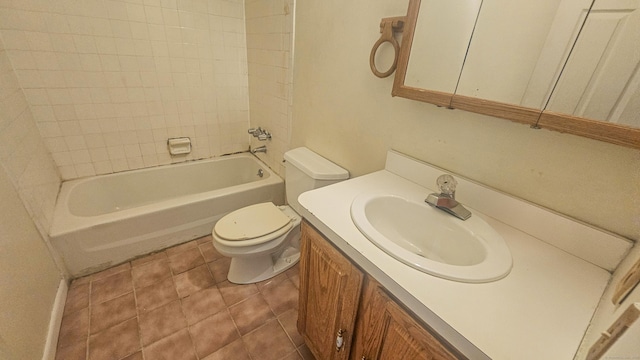 300 High Path Rd Unit 300, Windsor, CT 06095 - full bath featuring toilet, vanity, and washtub / shower combination