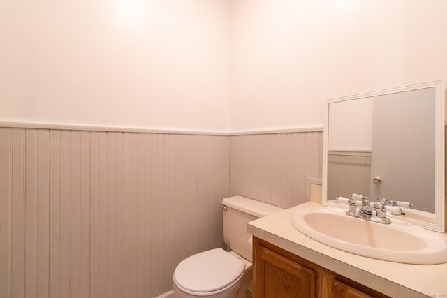 146 Macarthur Dr Unit 2B, Waterbury, CT 06704 - bathroom featuring wainscoting, vanity, and toilet