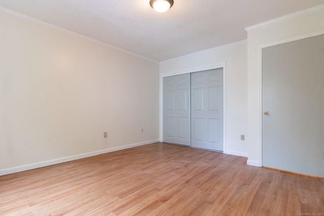 146 Macarthur Dr Unit 2B, Waterbury, CT 06704 - unfurnished bedroom with light wood-type flooring, ornamental molding, a closet, and baseboards
