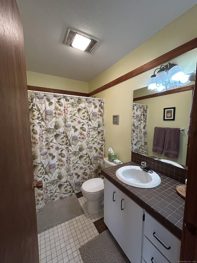 6 Deer Hill Ct Unit 6, Woodbury, CT 06798 - full bath featuring vanity, toilet, tile patterned flooring, and curtained shower