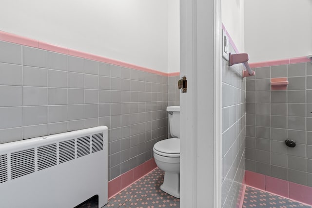 10 Richmond Rd, West Hartford, CT 06117 - bathroom with tile walls, radiator heating unit, toilet, wainscoting, and tile patterned floors