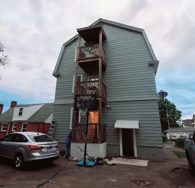 133 Roosevelt St, Hartford, CT 06114 - view of front of house with a balcony and a gambrel roof