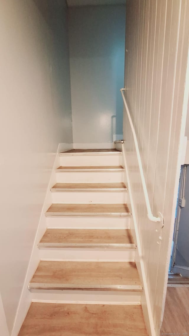 133 Roosevelt St, Hartford, CT 06114 - stairway with wood finished floors