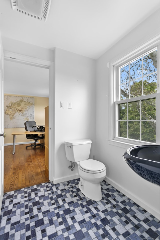 440 Hilltop Rd, Bridgeport, CT 06605 - half bath featuring baseboards and toilet