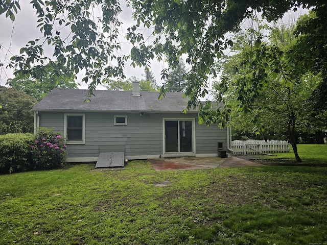12 Wistar Ct, Darien, CT 06820 - back of property with a patio