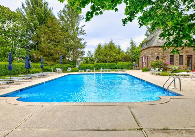 26 Legend Hill Rd Unit 26, Madison, CT 06443 - community pool with a patio area
