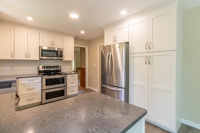 131 Spring Brook Dr, Middletown, CT 06457 - kitchen with appliances with stainless steel finishes, baseboards, backsplash, light wood-type flooring, and recessed lighting