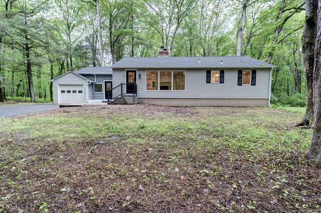 33 White Oak Ln, Woodbridge, CT 06525 - single story home with a garage, a chimney, and asphalt driveway