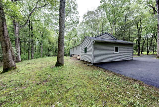 33 White Oak Ln, Woodbridge, CT 06525 - view of property exterior featuring a yard and asphalt driveway