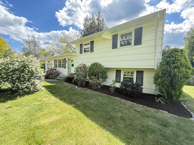 12 Sugar Plum Ln, Fairfield, CT 06824 - rear view of house with a yard