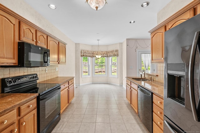 192 Rosewood Ln Unit 192, Berlin, CT 06037 - kitchen featuring black appliances, a sink, tasteful backsplash, baseboards, and light tile patterned floors