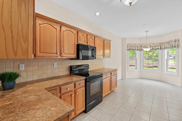 192 Rosewood Ln Unit 192, Berlin, CT 06037 - kitchen with black appliances, backsplash, baseboards, light tile patterned flooring, and pendant lighting