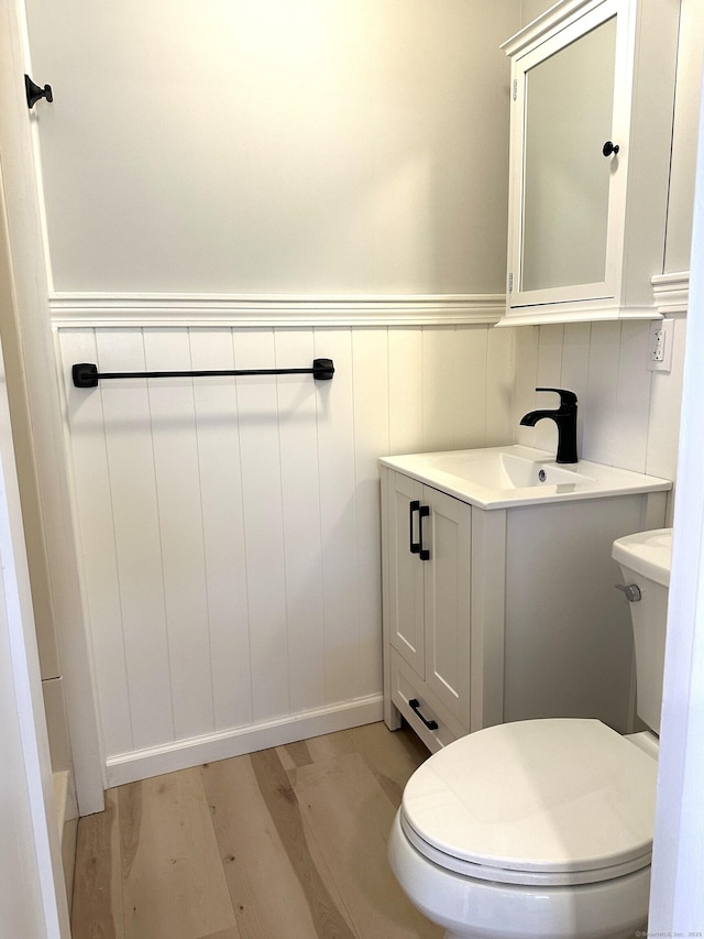 1188 Worthington Rdg, Berlin, CT 06037 - bathroom featuring toilet, vanity, wood finished floors, wainscoting, and baseboards