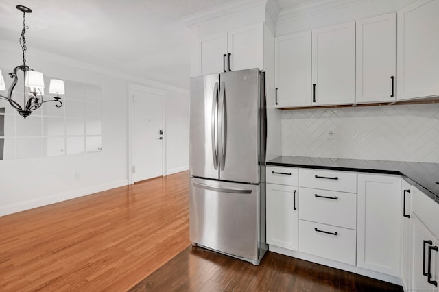 71 Mountain Laurel Dr Unit 71, Wethersfield, CT 06109 - kitchen featuring freestanding refrigerator, a chandelier, dark wood-type flooring, dark countertops, and tasteful backsplash