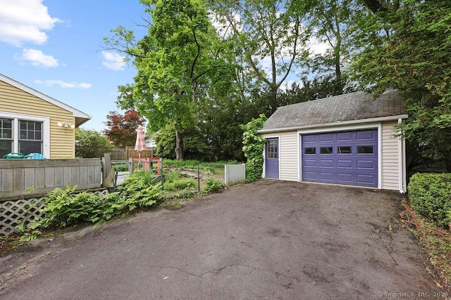 33 Bellevue Pl, Middletown, CT 06457 - detached garage with driveway