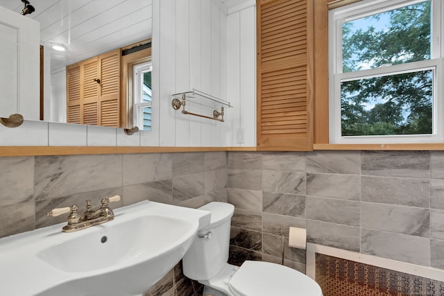 1815 Asylum Ave, West Hartford, CT 06117 - bathroom featuring a sink and tile walls