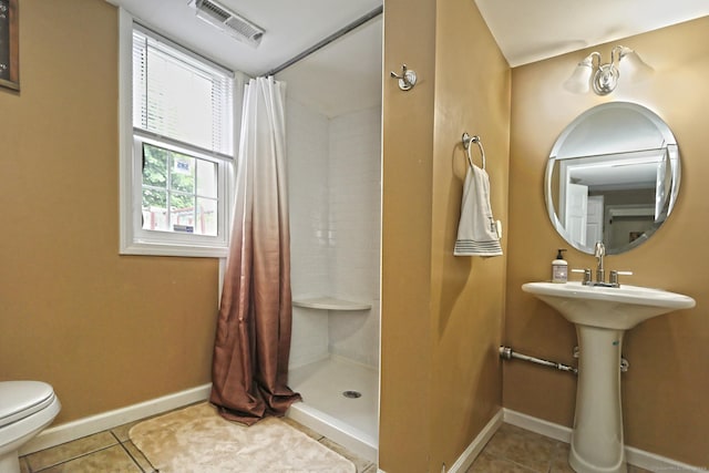 354 Lynne Pl, Bridgeport, CT 06610 - bathroom with curtained shower, toilet, baseboards, and tile patterned floors