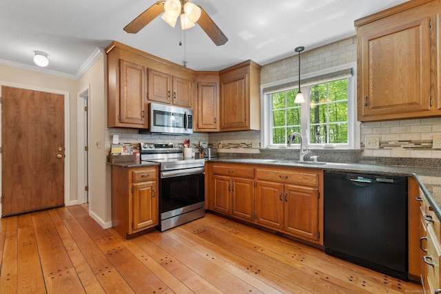 61 Winding Rdg, Southington, CT 06489 - kitchen featuring appliances with stainless steel finishes, a sink, crown molding, backsplash, and light wood-style flooring