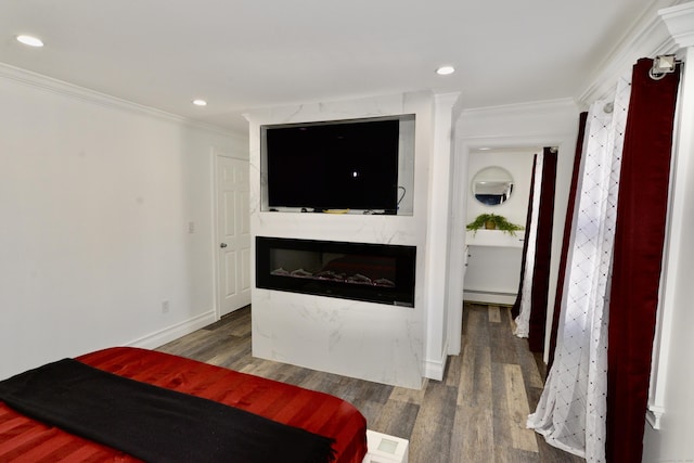 155 Cedar St, New Haven, CT 06519 - living room featuring wood finished floors, a baseboard radiator, crown molding, baseboards, and recessed lighting