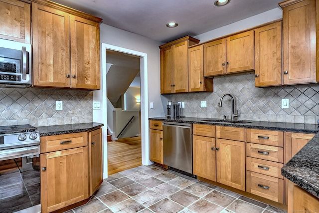 690 Forest Rd Unit 442, West Haven, CT 06516 - kitchen with stainless steel appliances, a sink, backsplash, dark stone countertops, and recessed lighting