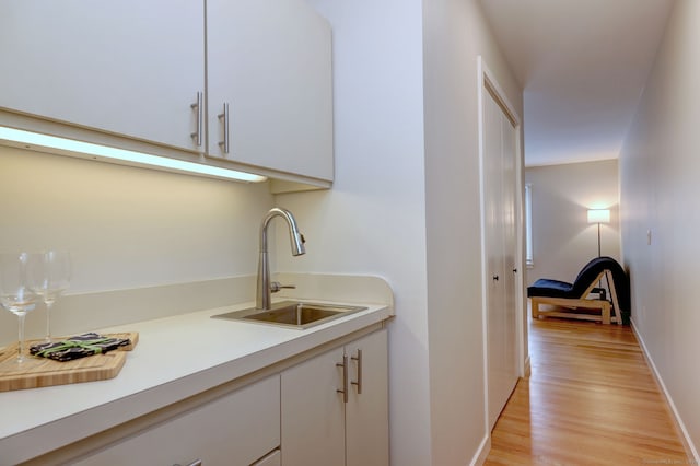 690 Forest Rd Unit 442, West Haven, CT 06516 - bar area with a sink, light wood finished floors, and baseboards