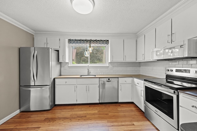 36 Wood Duck Ln Unit 36, Simsbury, CT 06081 - kitchen featuring stainless steel appliances, a sink, crown molding, a textured ceiling, and light wood-style flooring