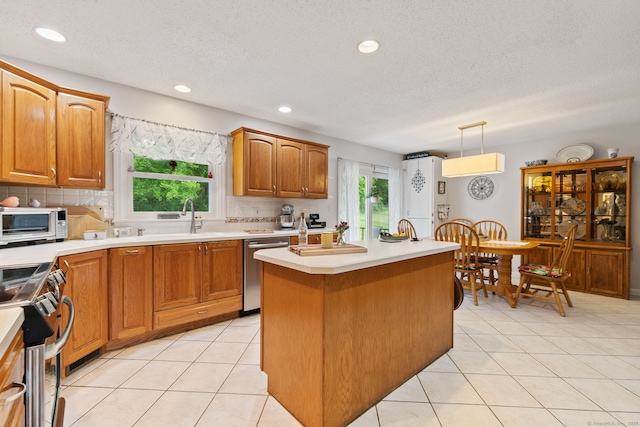 19 Ridgeview Dr, Ellington, CT 06029 - kitchen featuring appliances with stainless steel finishes, a sink, a center island with sink, tasteful backsplash, and recessed lighting