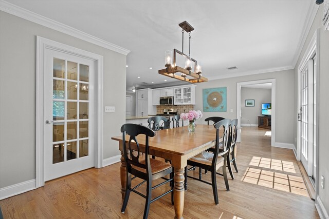 40 Thunder Hill Ln, Ridgefield, CT 06877 - dining area with light wood finished floors, baseboards, ornamental molding, a chandelier, and recessed lighting