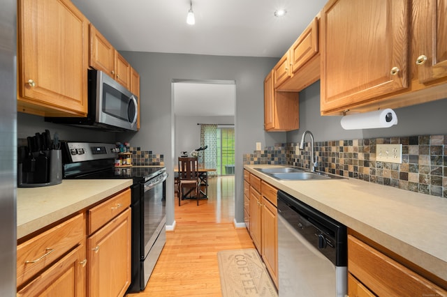 19 Hawthorne Dr Unit 124, New London, CT 06320 - kitchen featuring appliances with stainless steel finishes, a sink, light wood-style flooring, light countertops, and tasteful backsplash