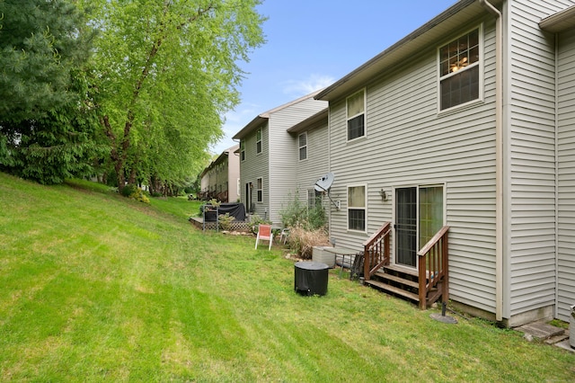 19 Hawthorne Dr Unit 124, New London, CT 06320 - rear view of property with entry steps and a yard