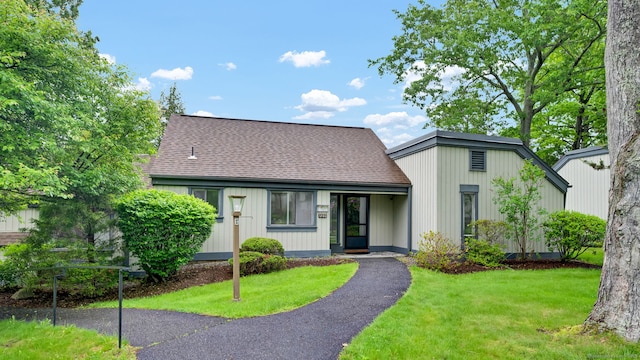 170 Heritage Vlg Unit B, Southbury, CT 06488 - view of front facade with roof with shingles and a front lawn