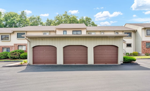 207 Summer Hill Dr Unit 207, South Windsor, CT 06074 - townhome / multi-family property featuring community garages