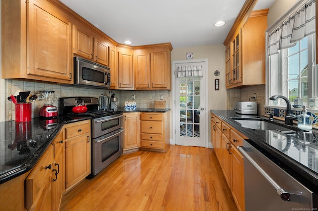 26 Parkway S, New London, CT 06320 - kitchen featuring appliances with stainless steel finishes, a sink, light wood-type flooring, recessed lighting, and decorative backsplash