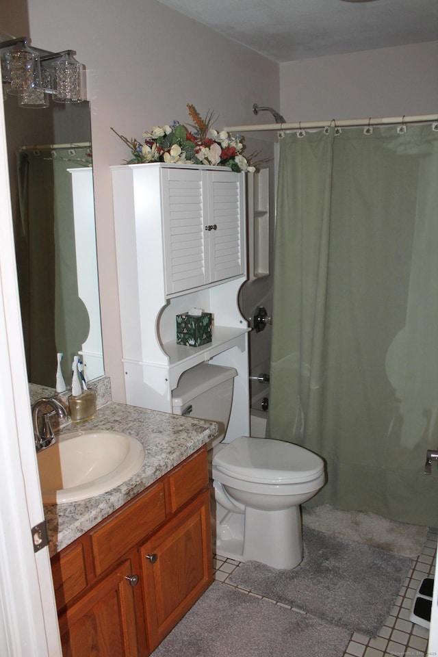 106 S Putter Dr Unit 106, Wallingford, CT 06492 - full bathroom featuring vanity, toilet, and shower / tub combo with curtain