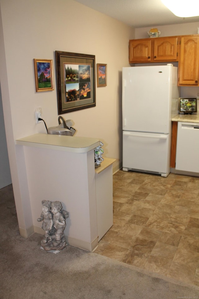 106 S Putter Dr Unit 106, Wallingford, CT 06492 - kitchen featuring white appliances, light countertops, a peninsula, and baseboards