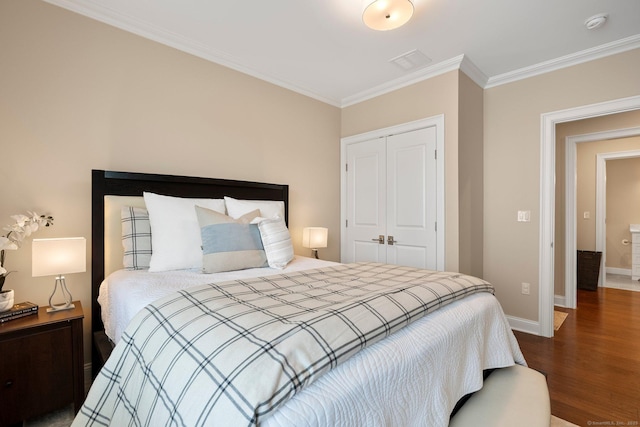 788 Farmington Ave Apt 202, Farmington, CT 06032 - bedroom featuring dark wood finished floors, ornamental molding, a closet, and baseboards