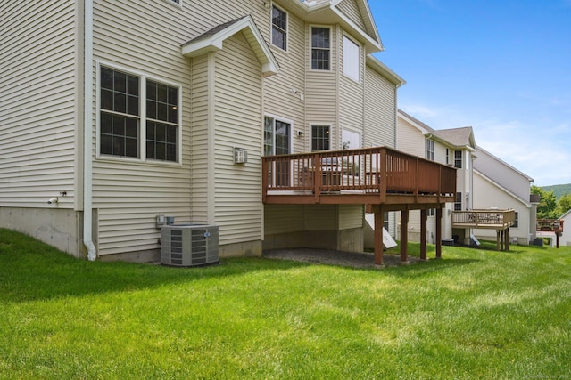 2 Tobins Ct, Danbury, CT 06810 - rear view of property featuring a deck and a lawn