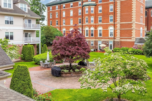 237 Fern St Apt 206W, West Hartford, CT 06119 - view of home's community featuring a patio area