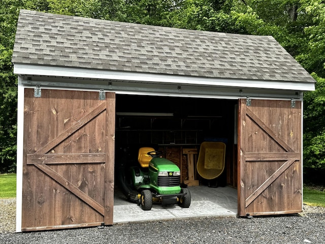 273 New London Rd, Colchester, CT 06415 - view of outdoor structure with a garage