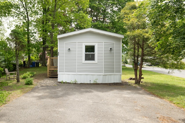 45 Twin Oaks Ln, Danbury, CT 06810 - view of property exterior featuring a lawn