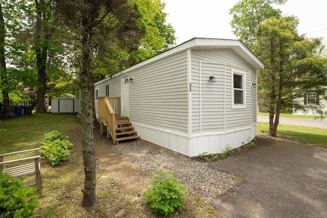 45 Twin Oaks Ln, Danbury, CT 06810 - view of side of home featuring a lawn
