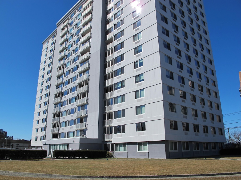 1 Strawberry Hill Ave Apt 7A, Stamford, CT 06902 - view of building exterior