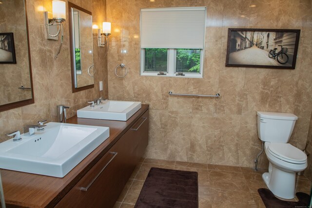 43 Metacomet Rd, Farmington, CT 06032 - bathroom featuring tile walls, toilet, and two vanities