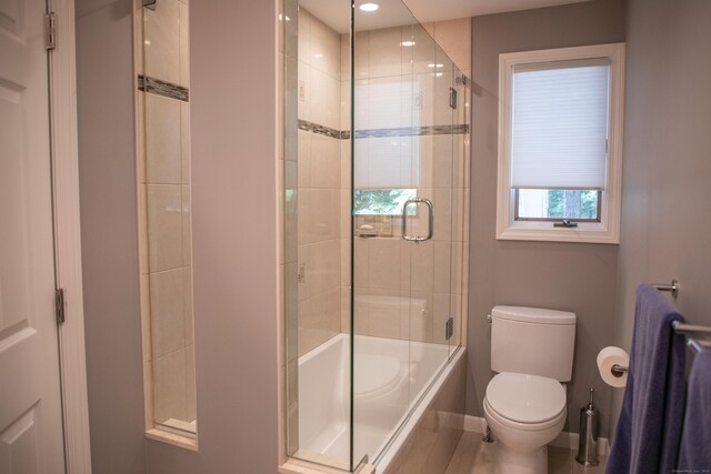 43 Metacomet Rd, Farmington, CT 06032 - full bathroom with toilet, bath / shower combo with glass door, recessed lighting, and baseboards