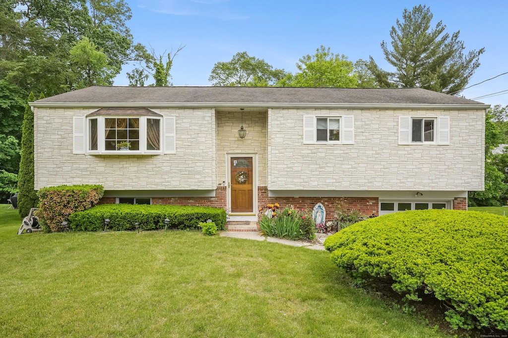 15 Amherst Pl, Stamford, CT 06902 - bi-level home featuring a front yard and stone siding