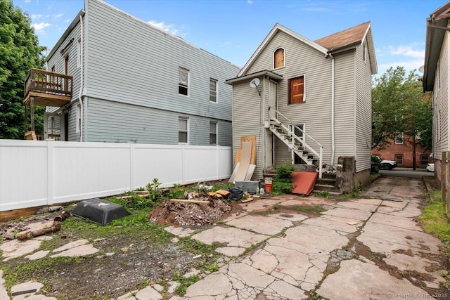 72 Daggett St, New Haven, CT 06519 - back of property featuring stairs