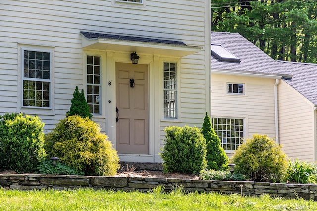 8 Southbury Rd, Roxbury, CT 06783 - doorway to property with a shingled roof